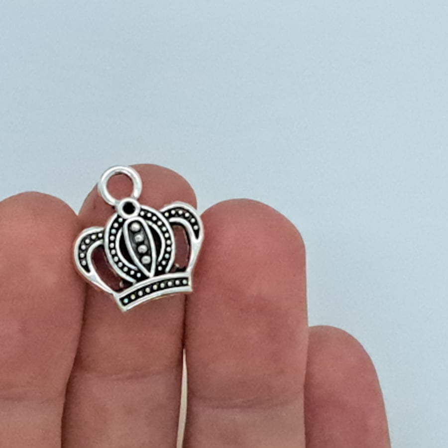 10 Royal crown charms, antique silver tone, king crown charm C023
