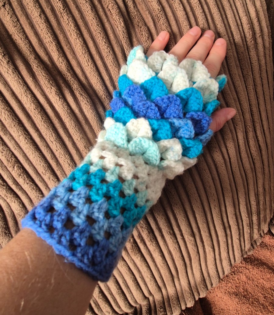 Size small Dragonscale Fingerless gloves 