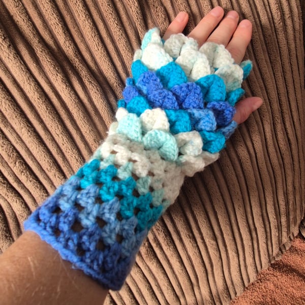 Size small Dragonscale Fingerless gloves 