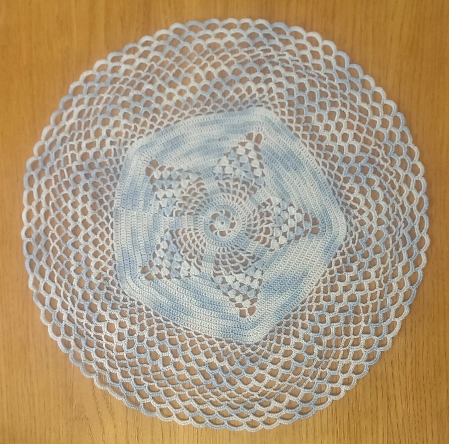 PALE BLUE MULTICOLOURED TABLE CENTREPIECE, MAT or DOILY - 37CM -  STAR DESIGN 