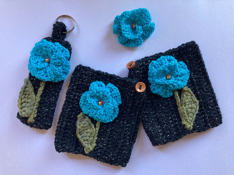 Fingerless gloves with flower design with gift pin and bag charm