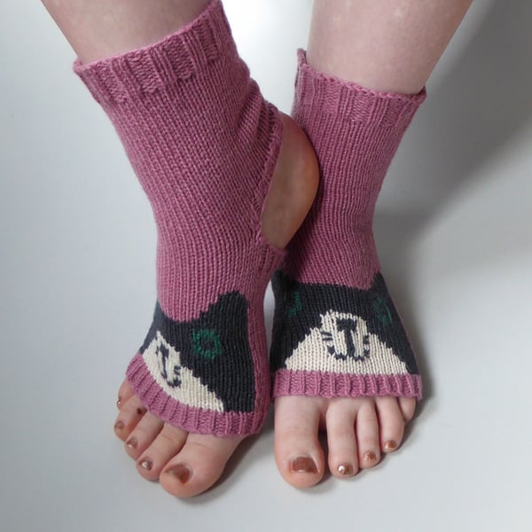 Yoga socks with cute Cat design knitted in pink