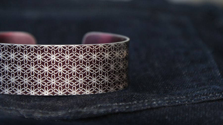 Geometric flower print cuff bracelet plum