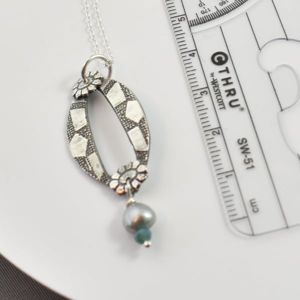 Daisy silver pendant