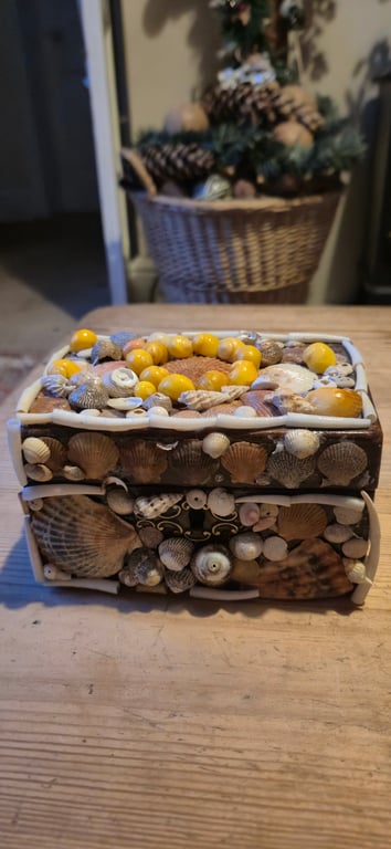 Vintage box with shell decoration