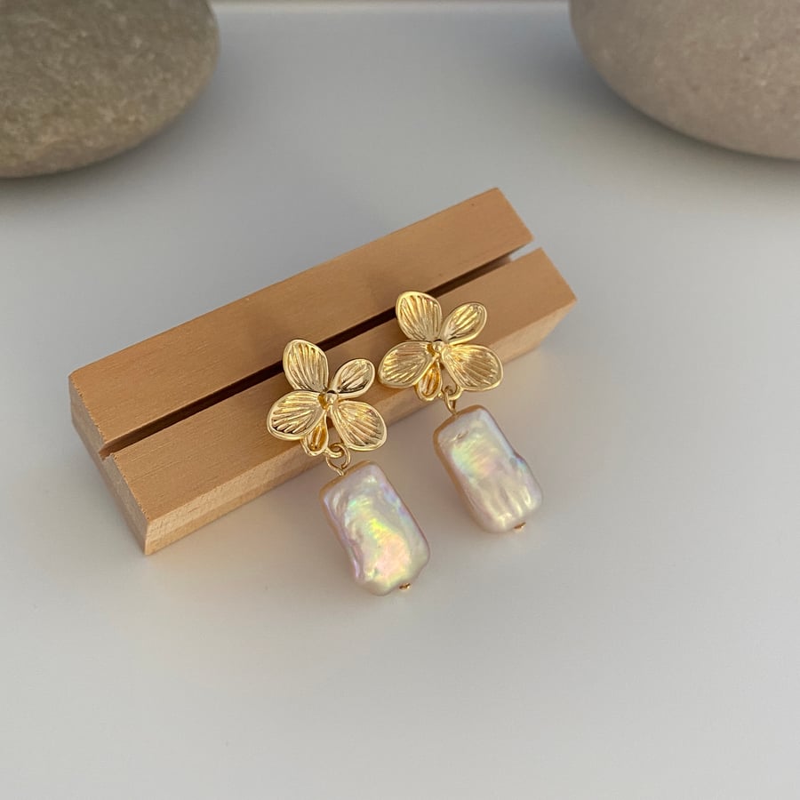 Baroque Freshwater pearl flower-shaped earrings in gold plated