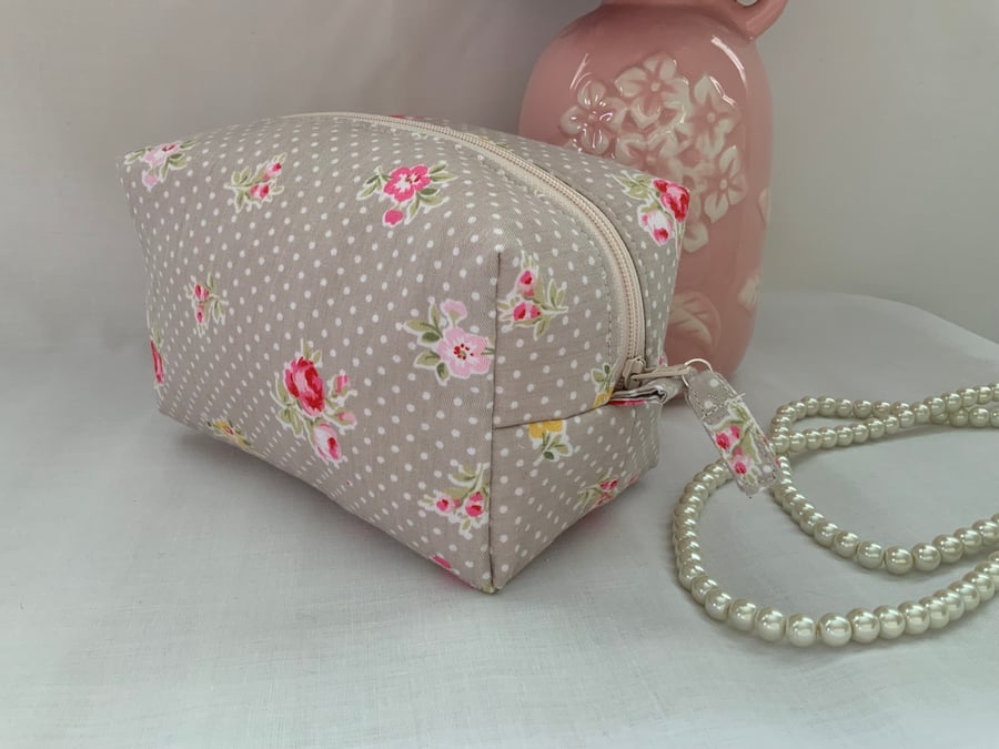 Boxy Cosmetic Bag, Square Zipped Purse, Travel Pouch, Make up Bag