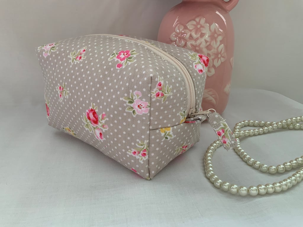 Boxy Cosmetic Bag, Square Zipped Purse, Travel Pouch, Make up Bag