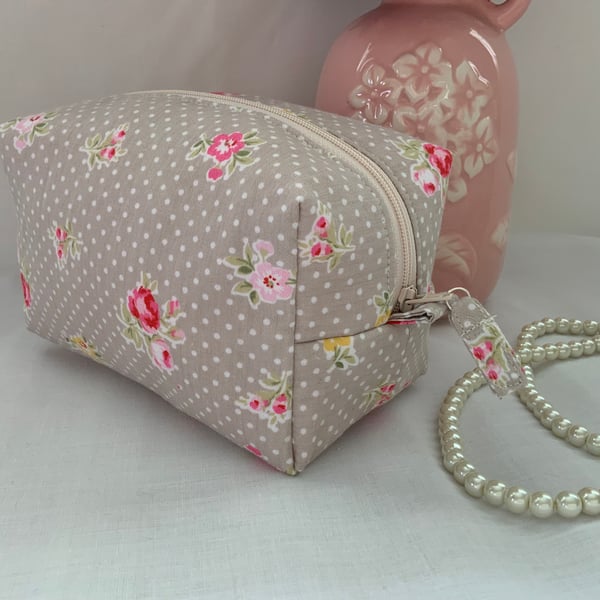 Boxy Cosmetic Bag, Square Zipped Purse, Travel Pouch, Make up Bag