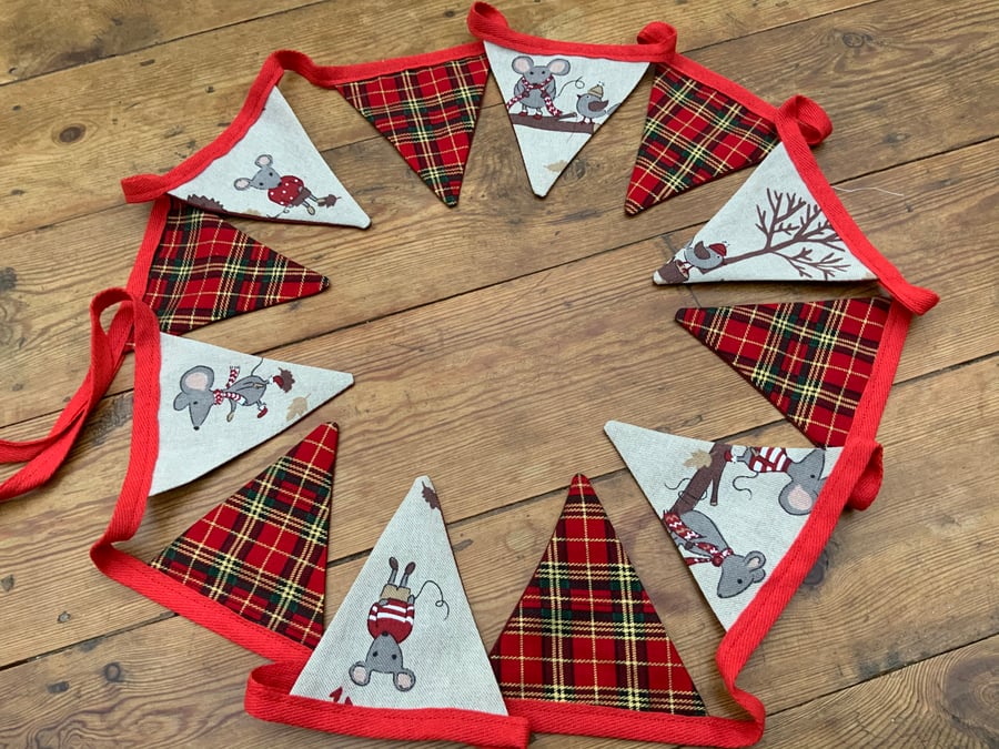 Christmas Bunting. Christmas mice with alternate red tartan. 12 Flags.