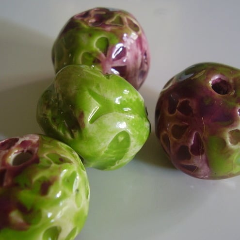 RASBERRY N GREEN CUSTARD CHUNKY BEADS