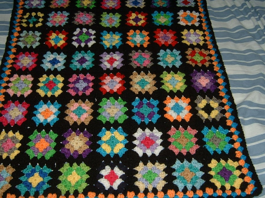 Granny square lap blanket (ref F 575)