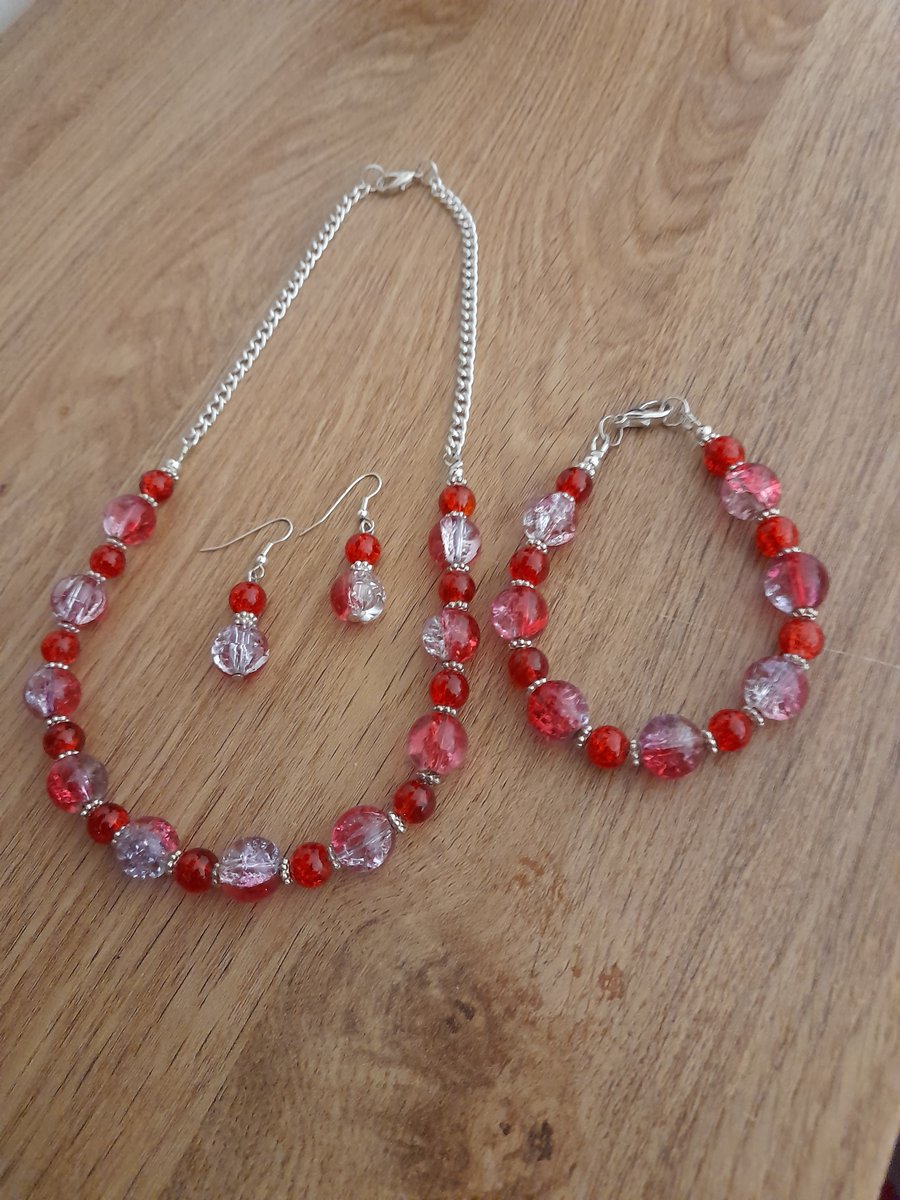 SHADES OF RED, PINK AND CLEAR CRYSTAL NECKLACE, BRACELET AND EARRING SET.