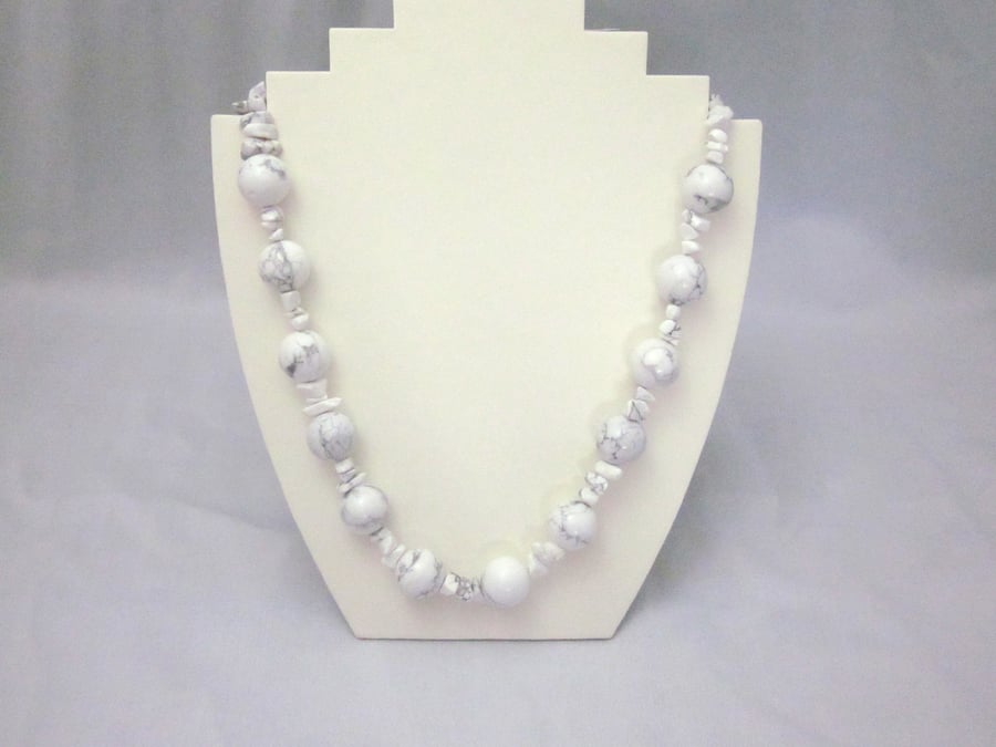 White howlite gemstone necklace (412)
