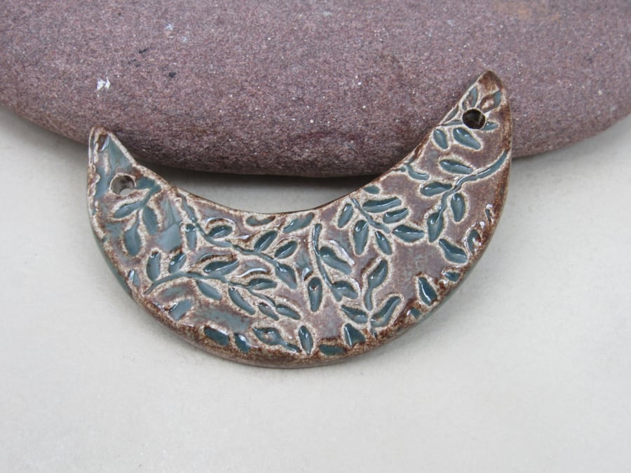 Sedge Green Leaf Pattern Ceramic Crescent Bib Pendant