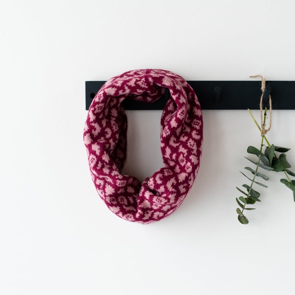 Leopard knitted cowl - rose