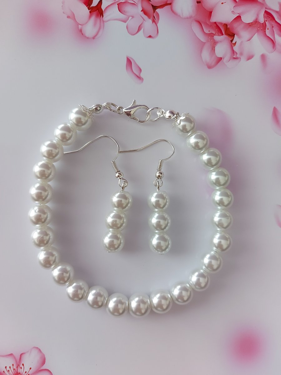 8mm Ivory Glass Pearl Bracelet & Earrings Set in Card Gift Box