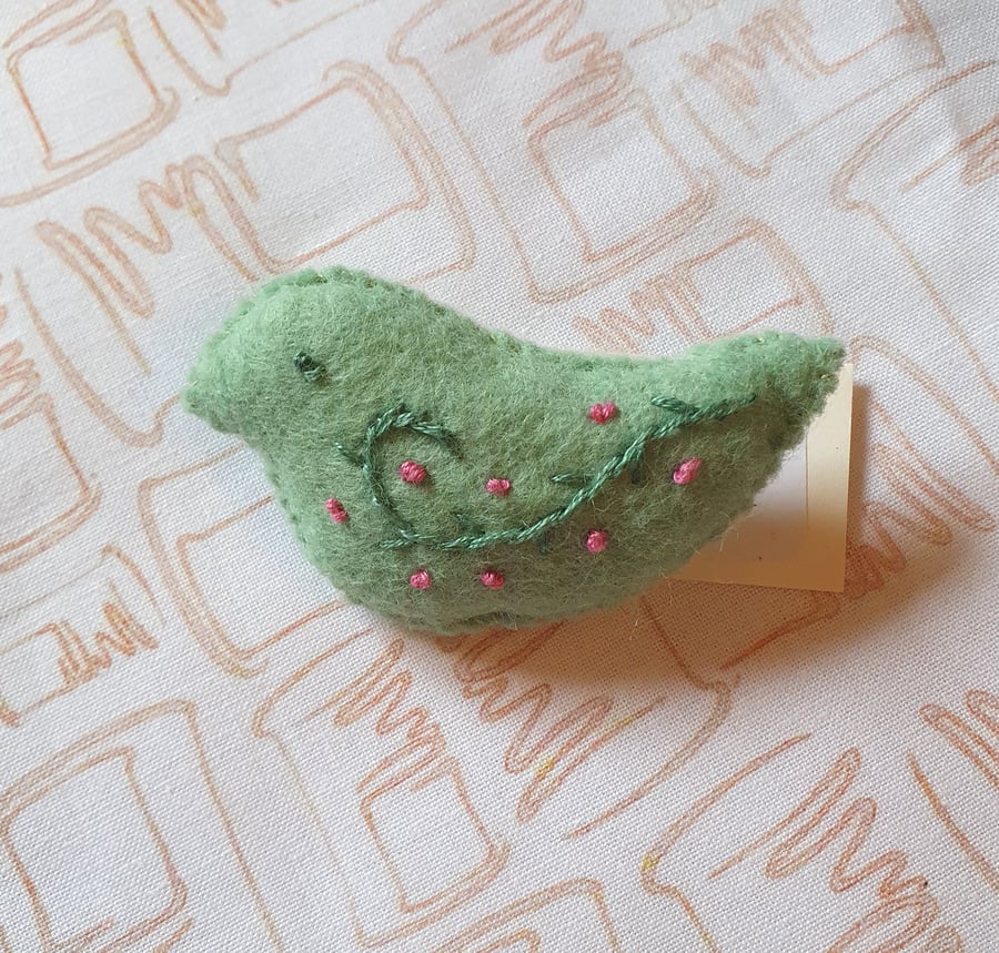 Bird brooch, short tail and hand-embroidered design