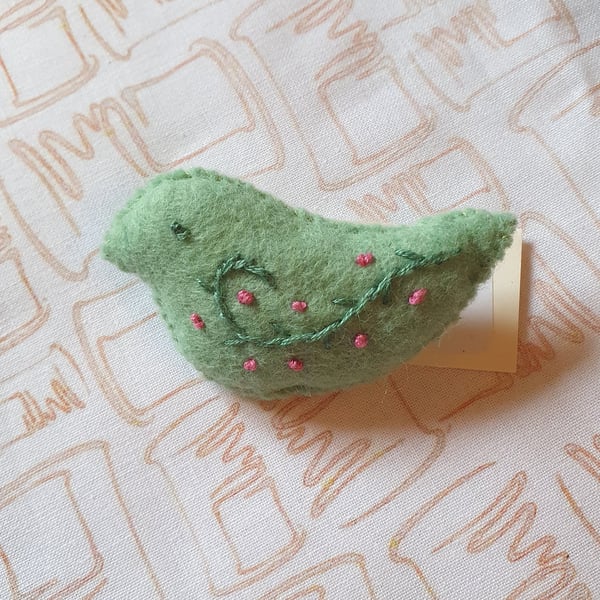 Short-tailed minty green bird brooch