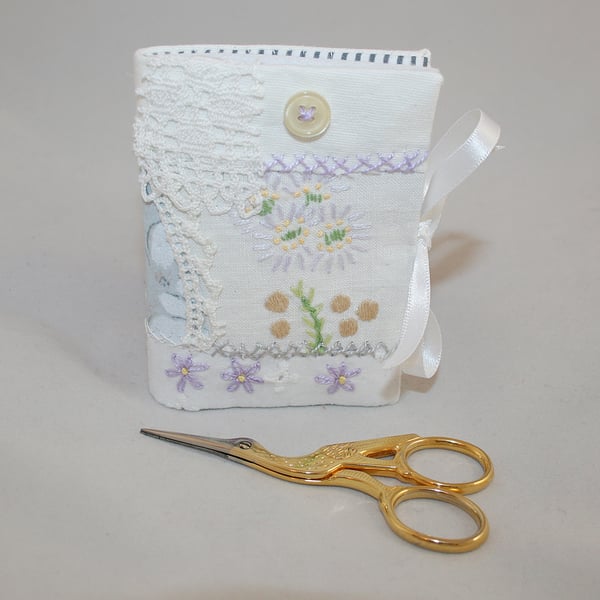 Patchwork needle book - Lilac details