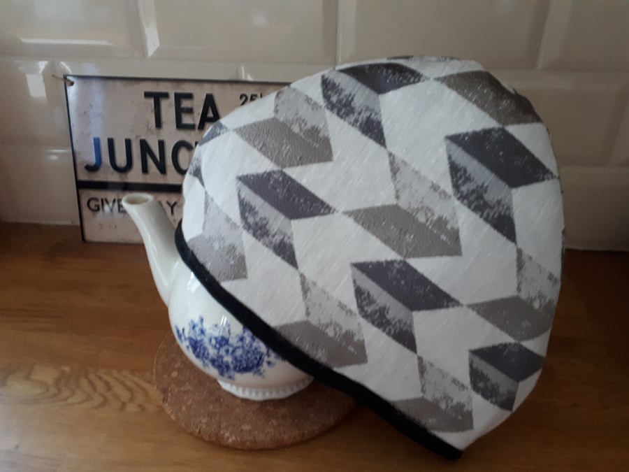 Tea cosy - Grey, black Geometric Pattern