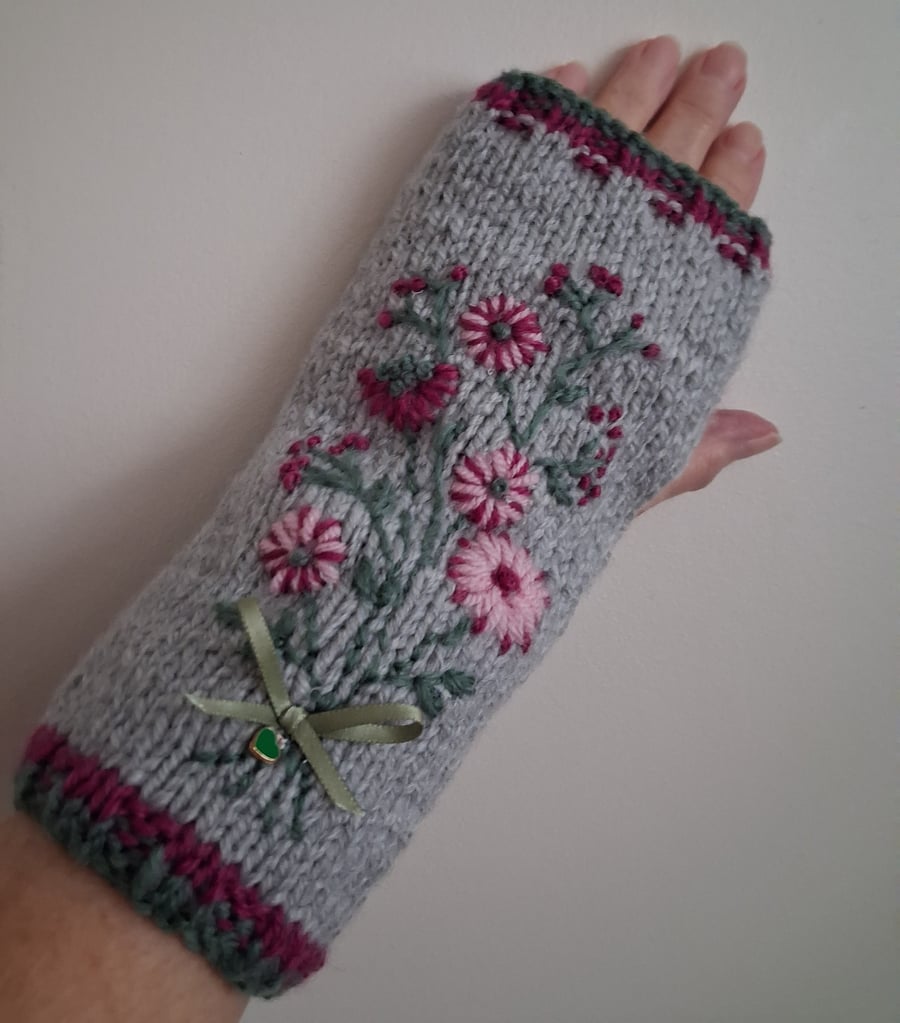 Hand Knitted Grey Gloves Embroidered With A Bouquet Of Flowers (J166)