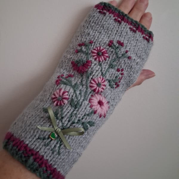 Hand Knitted Grey Gloves Embroidered With A Bouquet Of Flowers (J166)