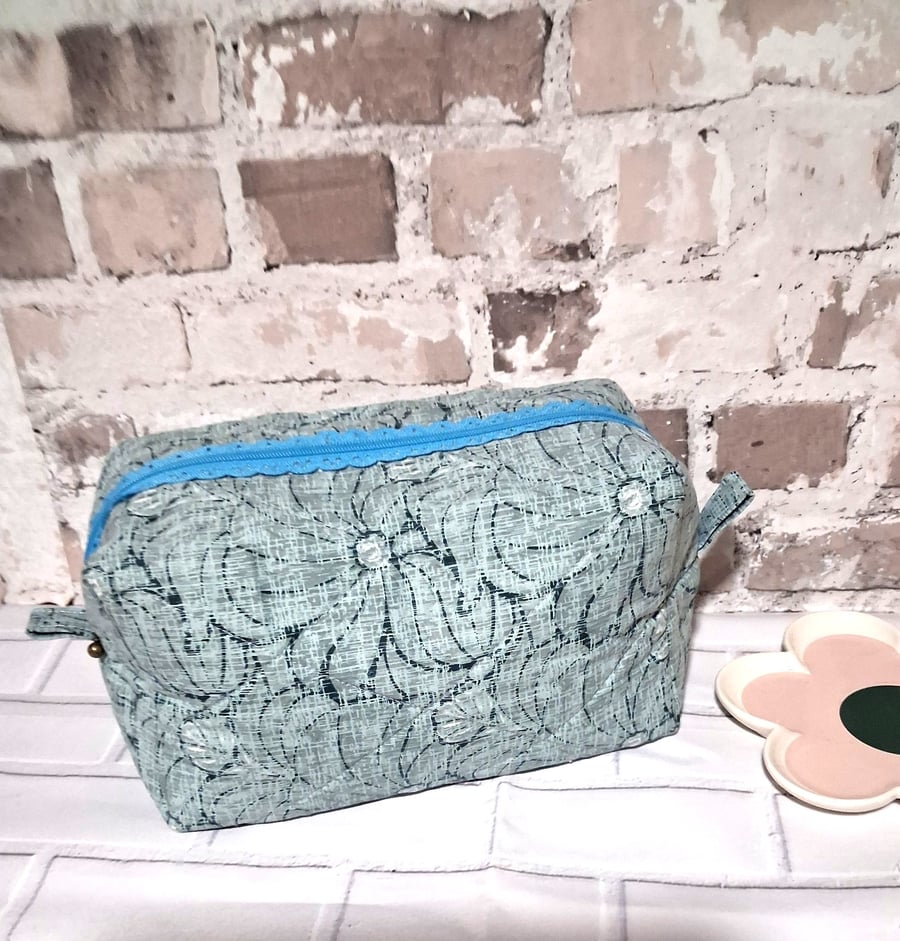 BOXY MAKE UP BAG WITH LACY OUTSIDE ZIP