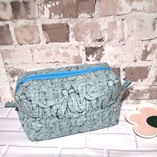 BOXY MAKE UP BAG WITH LACY OUTSIDE ZIP