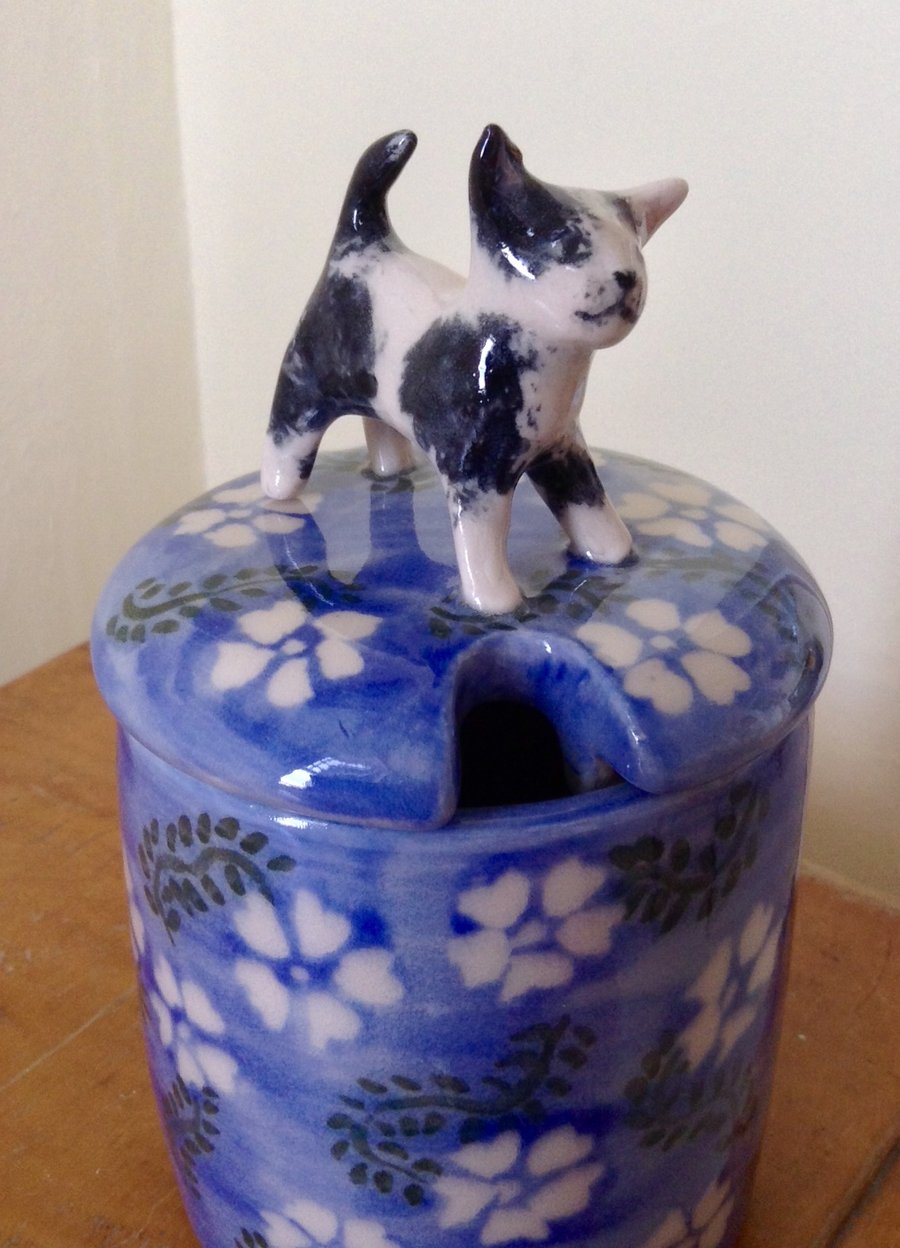 Honey or jam pot or lidded sugar bowl with kitten