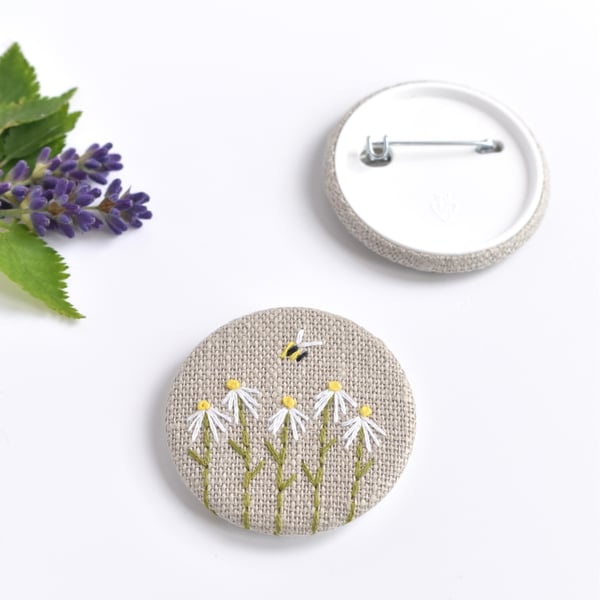 Daisy brooch, daisy pin badge, embroidered daisy brooch, daisy pin