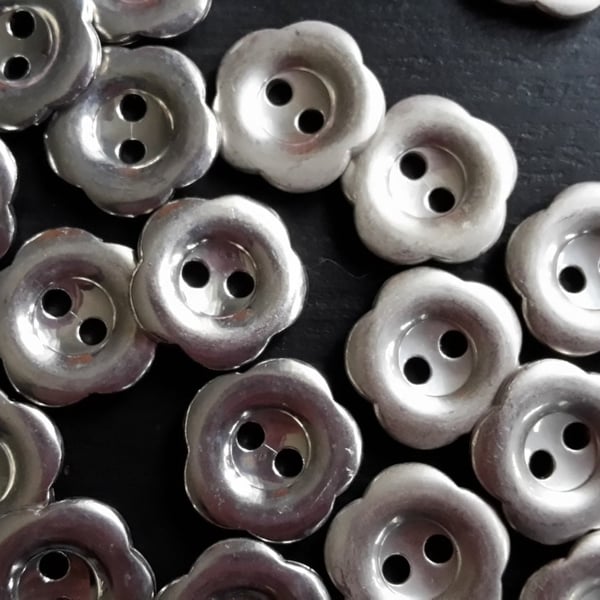 15mm 24 ligne 9 16" Flower Shape 2 hole Silver Coloured Button Matt or Shiny