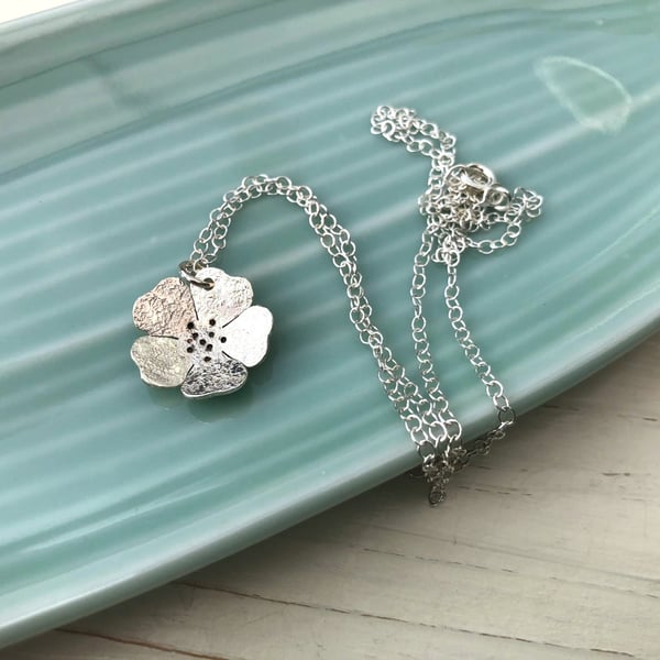 Sterling Silver Daisy Flower Pendant. 