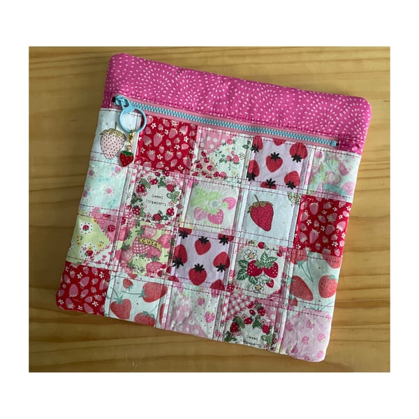 Quilted patchwork project bag - strawberries 