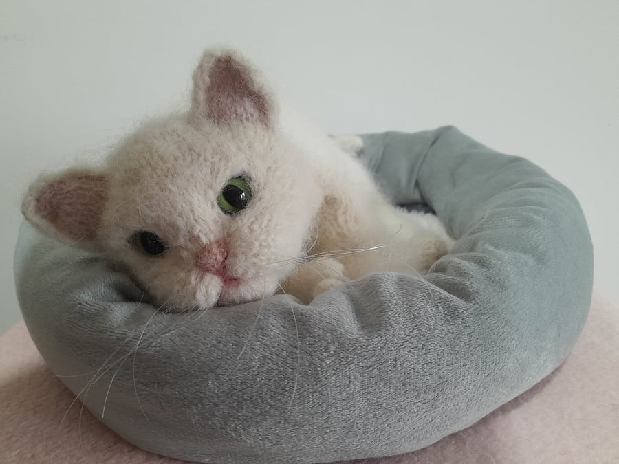 Knitted Kitten, Dotpebblesknits Design