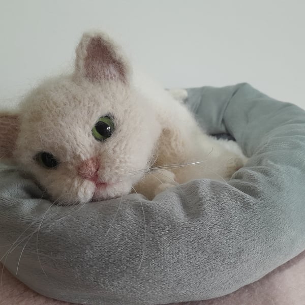 Knitted Kitten, Dotpebblesknits Design