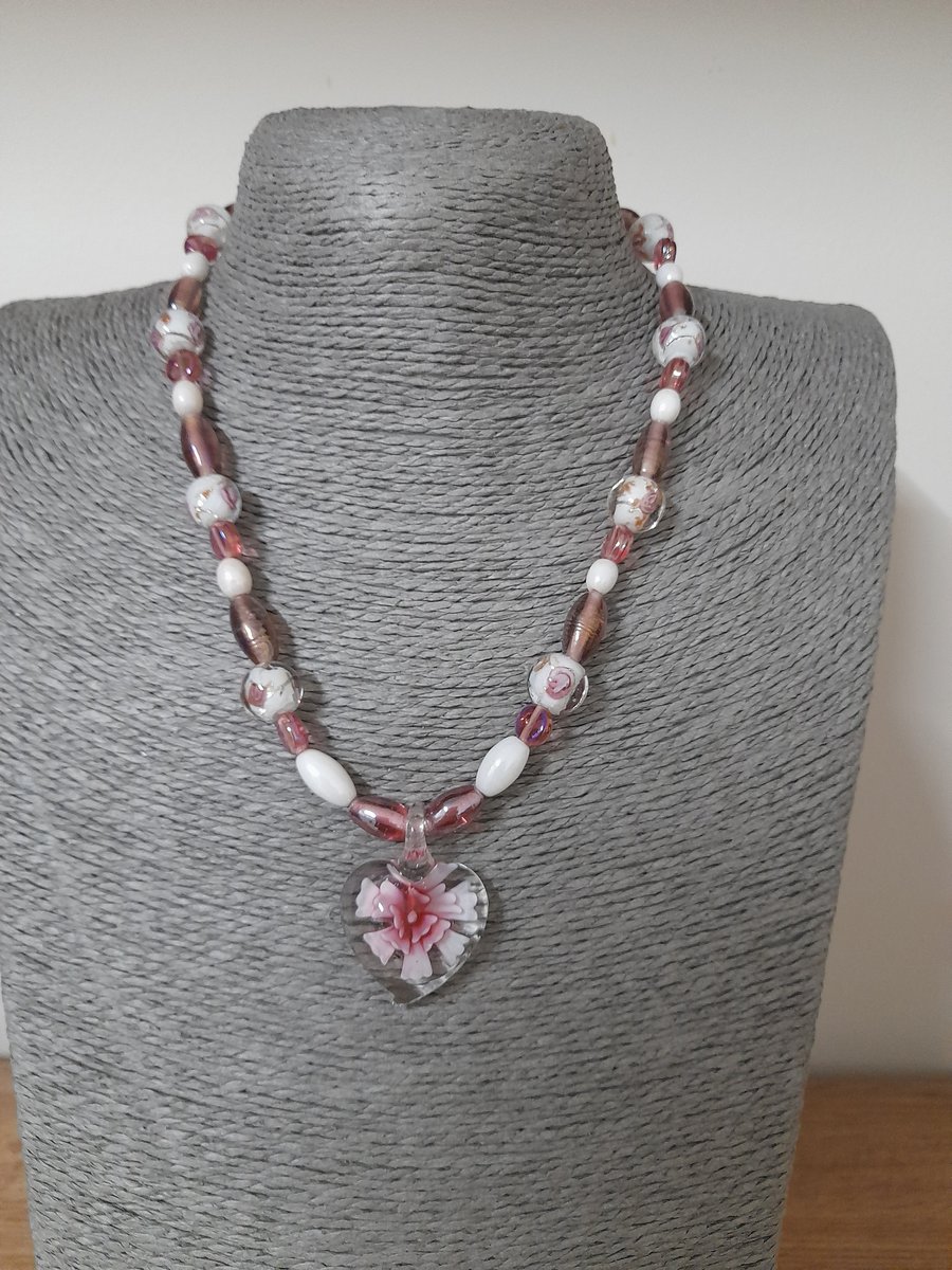 MURANO GLASS SHADES OF PINK AND PEARLY WHITE HEART PENDANT NECKLACE.