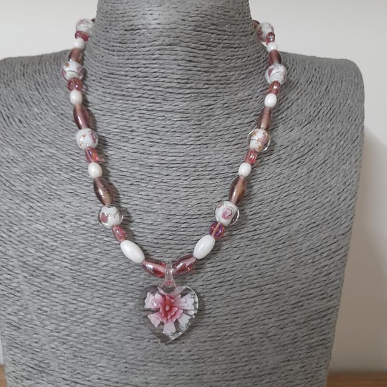 MURANO GLASS SHADES OF PINK AND PEARLY WHITE HEART PENDANT NECKLACE.
