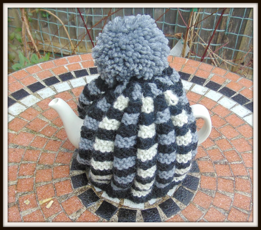 Small Retro Tea Cosy