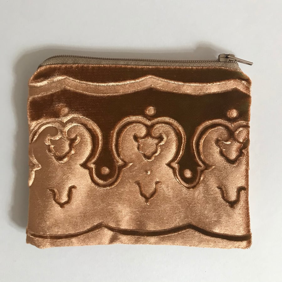 Gold small pouch purse with embossed velvet border and linen design and zip top.