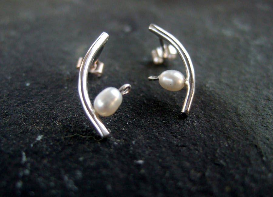 earrings segment of a curve with fresh water pearl 