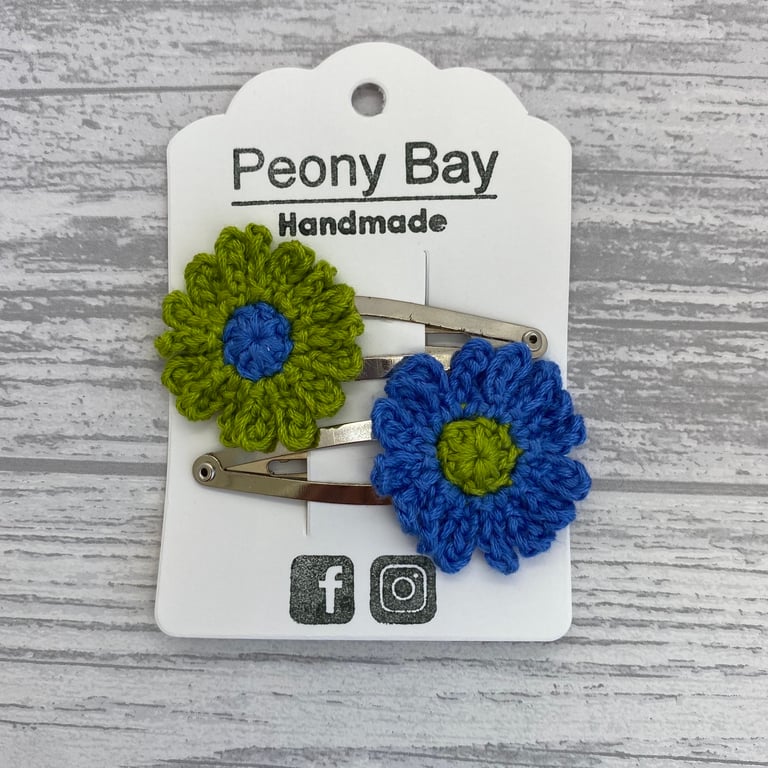 Daisy hair clips in blue and green