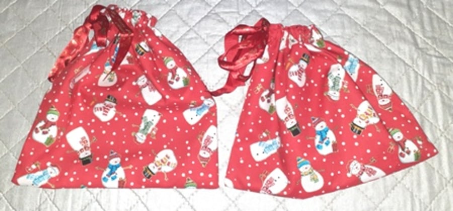 Colourful Snowmen on red  gift bag set