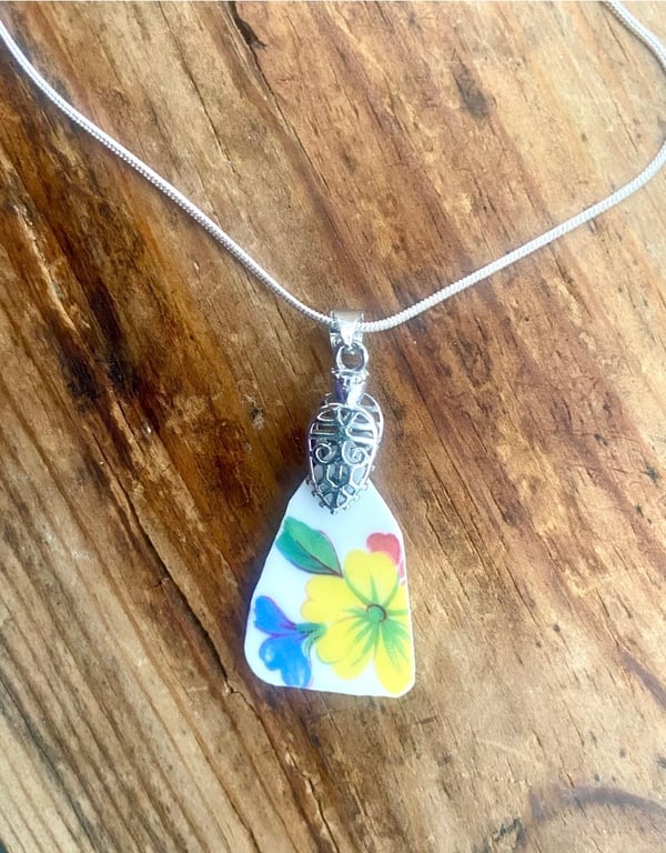 Pretty vintage crockery floral pendent necklace 