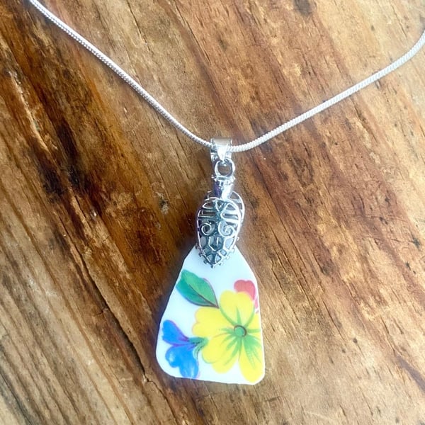 Pretty vintage crockery floral pendent necklace 