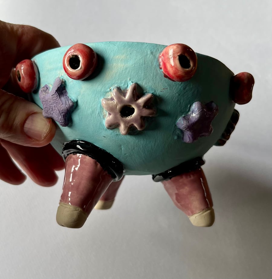 LOVELY DECORATIVE BOWL - WITH LEGS!!!