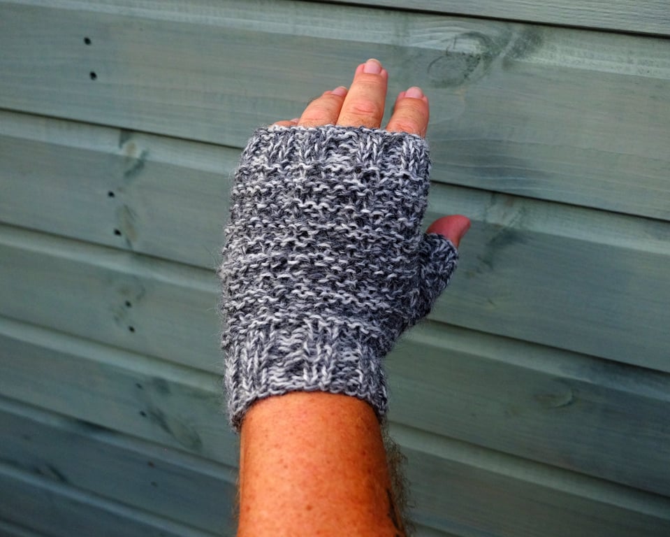 Barrowrise Mitts — keeping the muted calm of lowland reaches