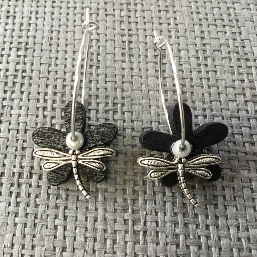 “Dragonfly Black” flower earrings