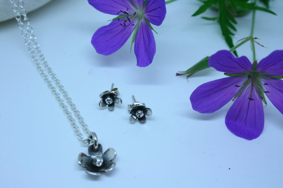 Flower pendant and earrings