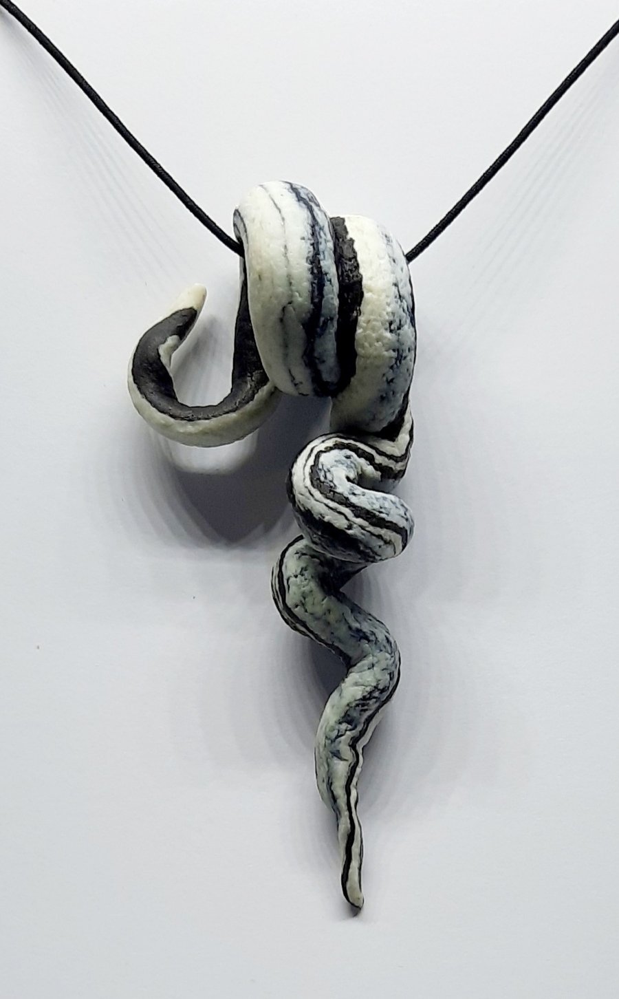 Abstract pendant twist necklace 